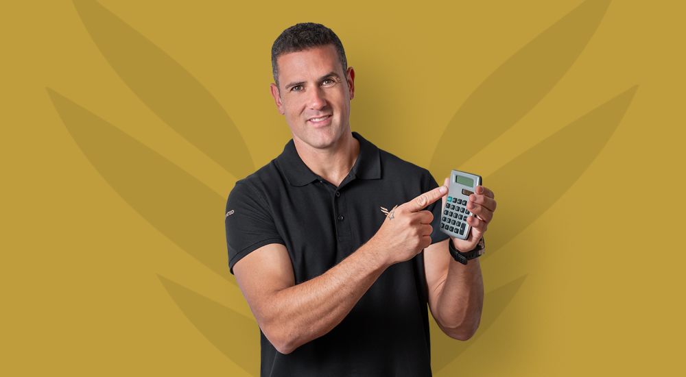 manos sujetando billetes y tarjetas bancarias