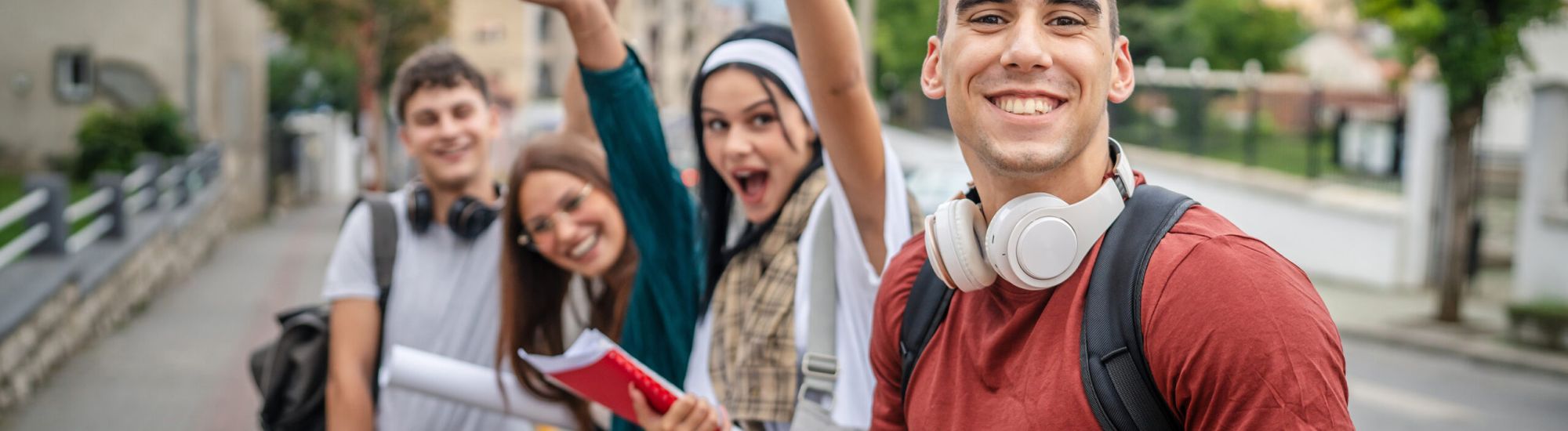 Grupo de jóvenes sonrientes mirando a cámara