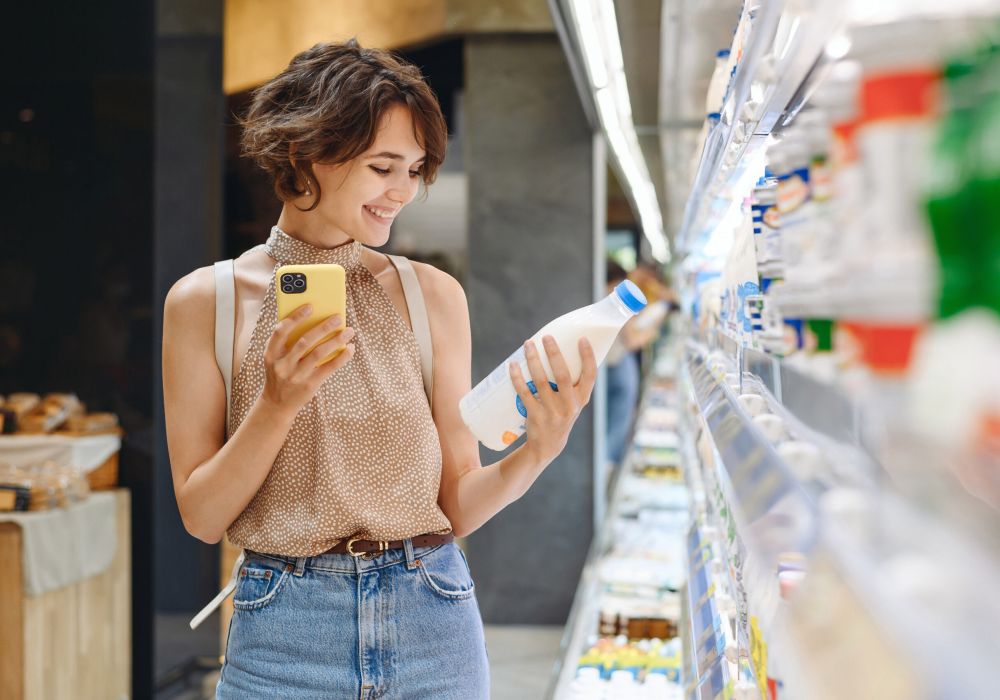 Mujer joven mirando un producto en el supermercado