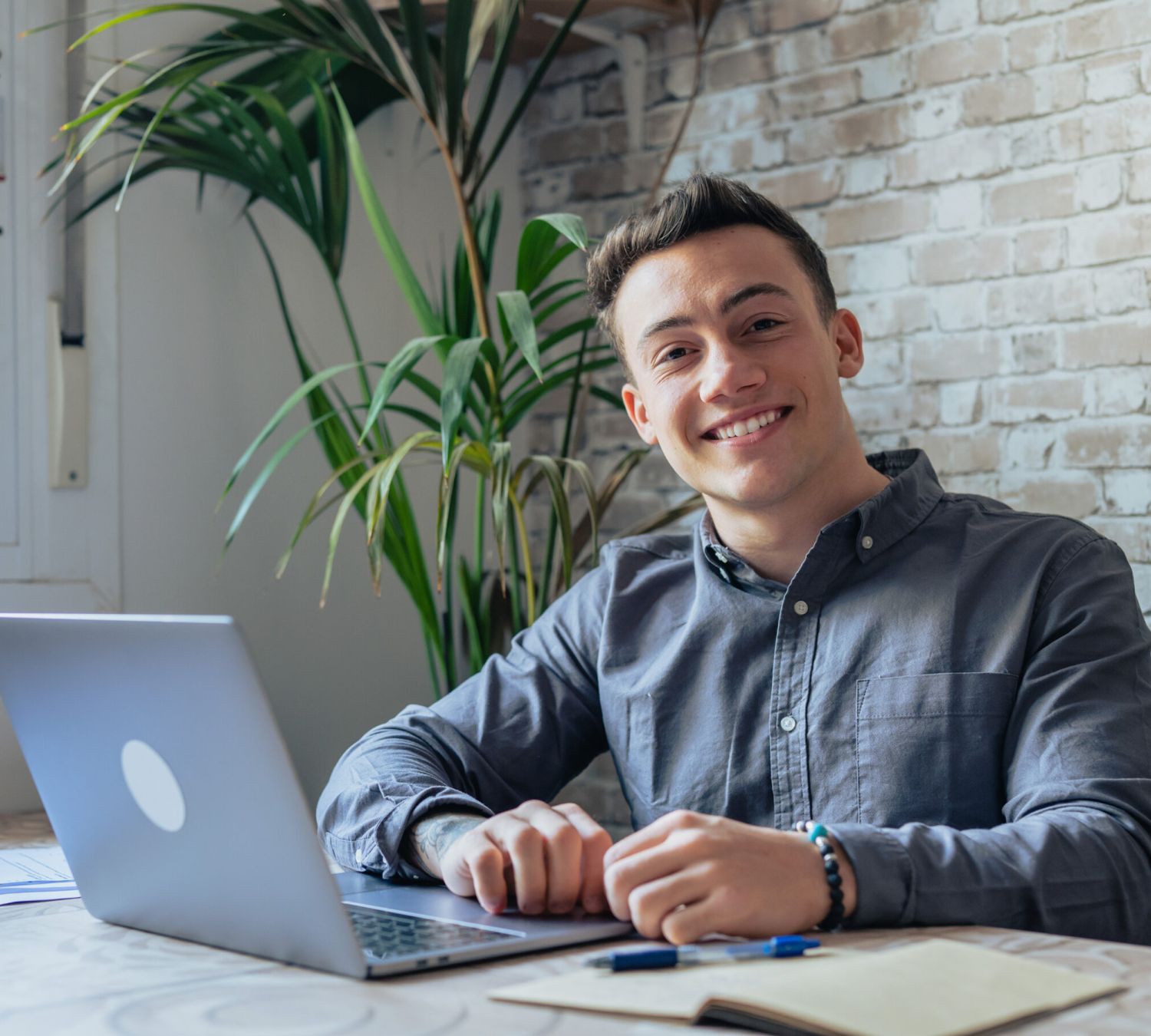 Chico joven mirando sonriente