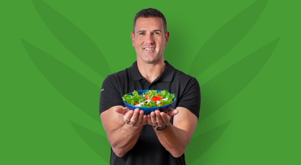 manos sujetando un plato de ensalada