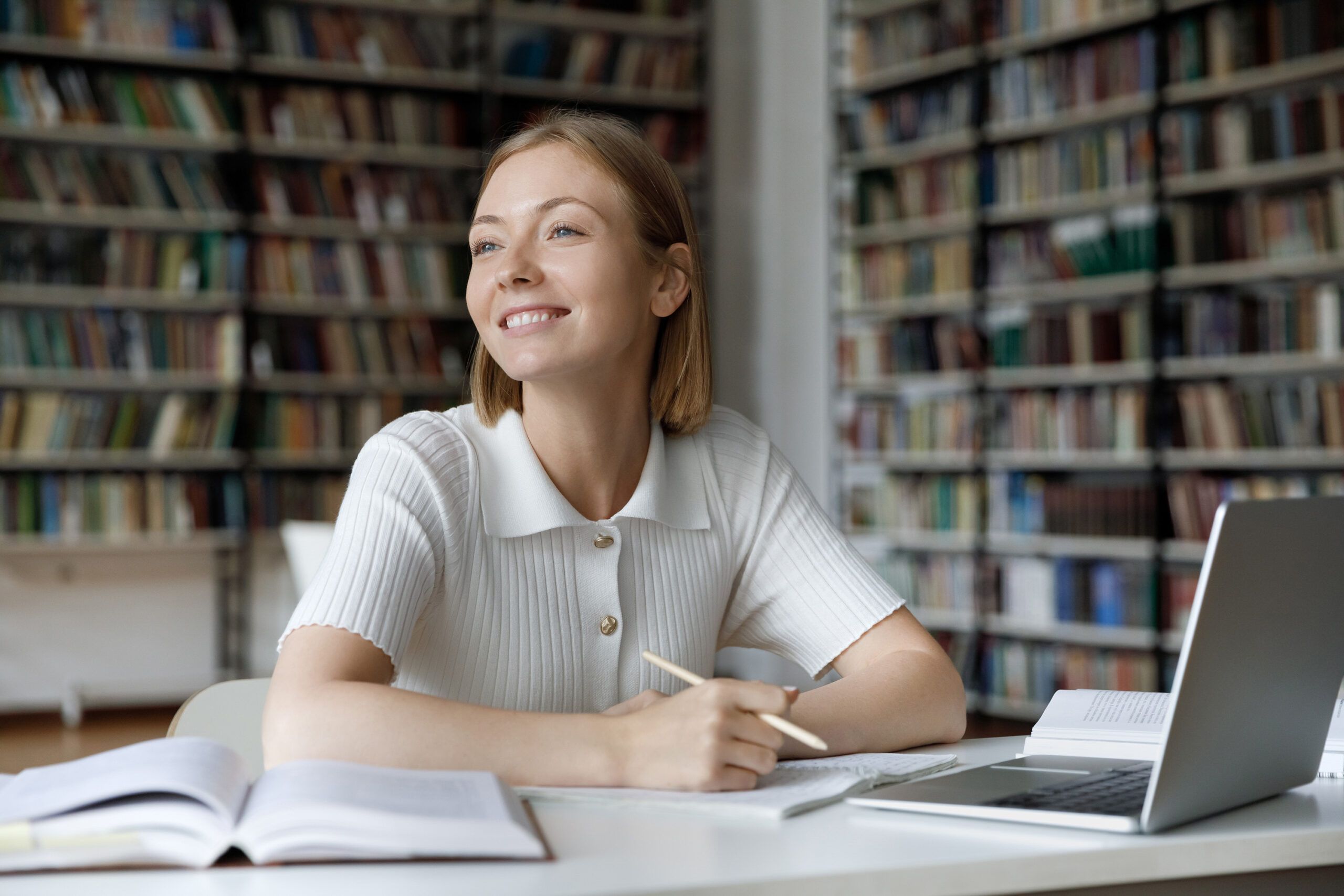 Chica joven sonriente