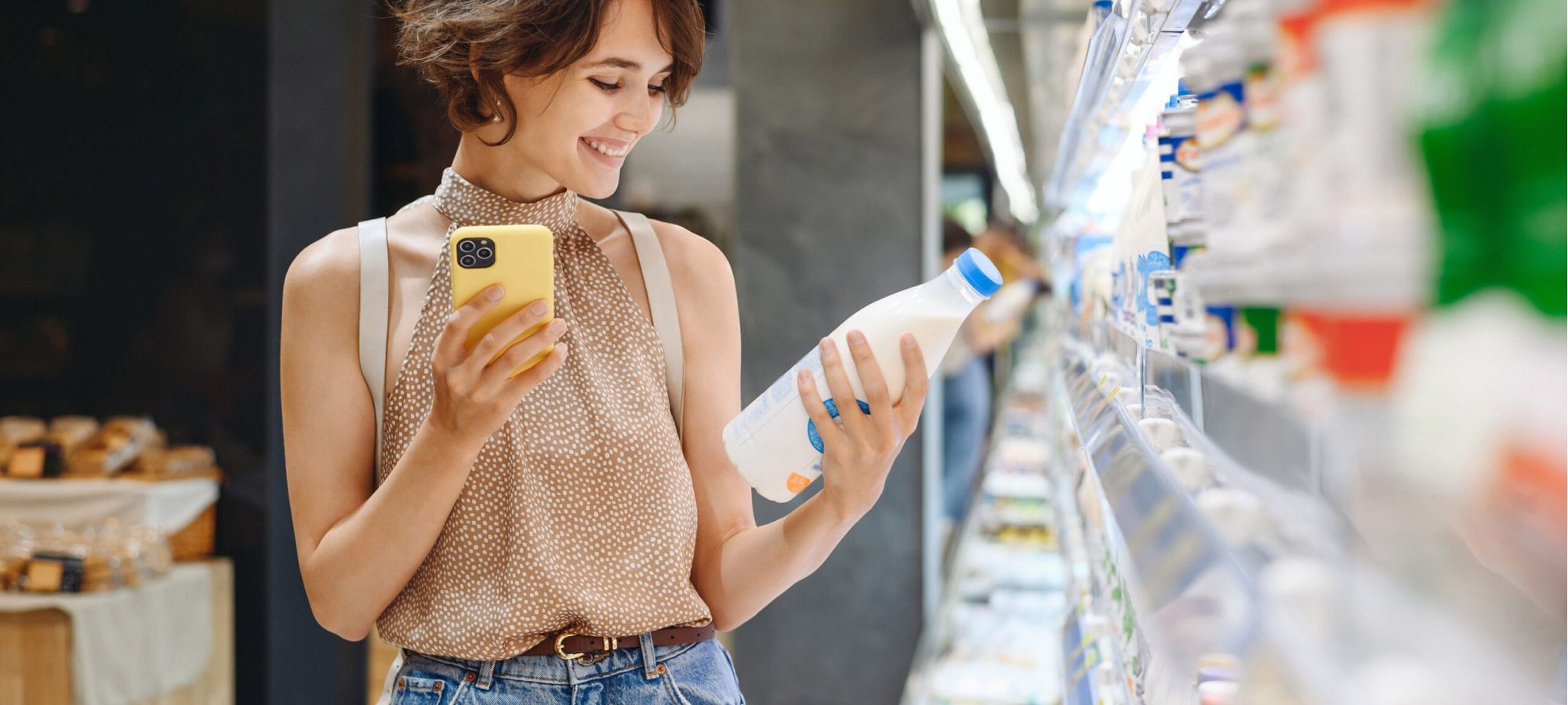 Chica joven mirando un producto en el supermercado