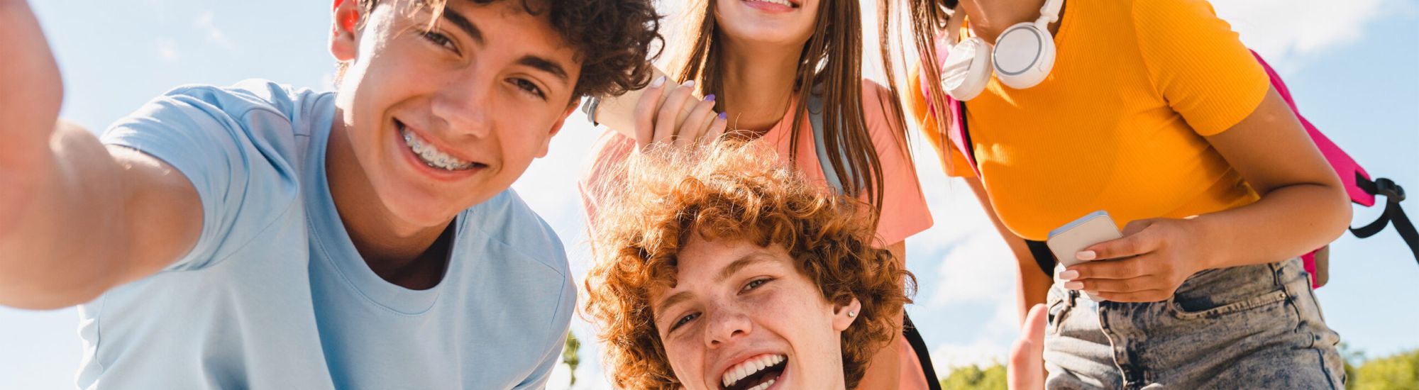 Selfie de jóvenes sonriendo mirando a cámara