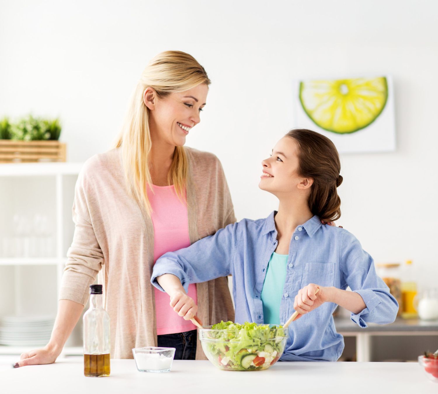 madre e hija cocinando