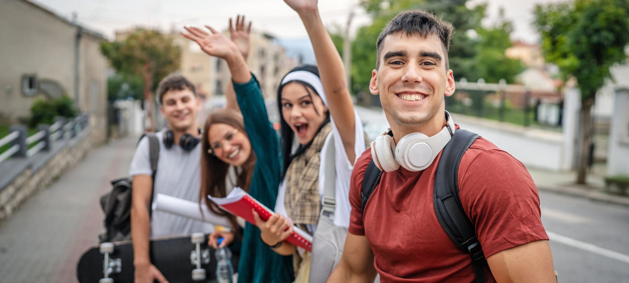Grupo de jóvenes sonrientes mirando a cámara