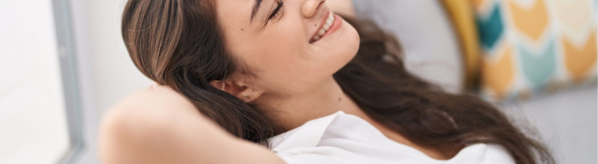 Chica relajada con los brazos detrás de la cabeza