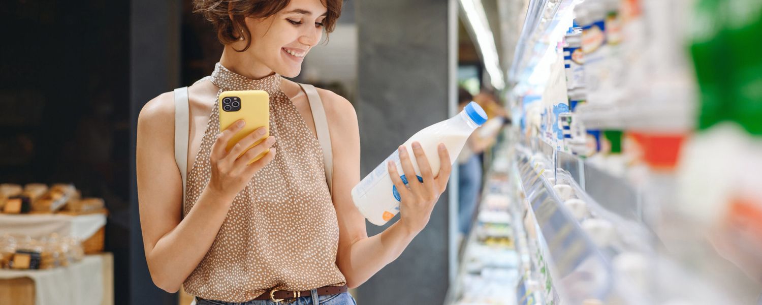 Mujer joven mirando un producto en un supermercado