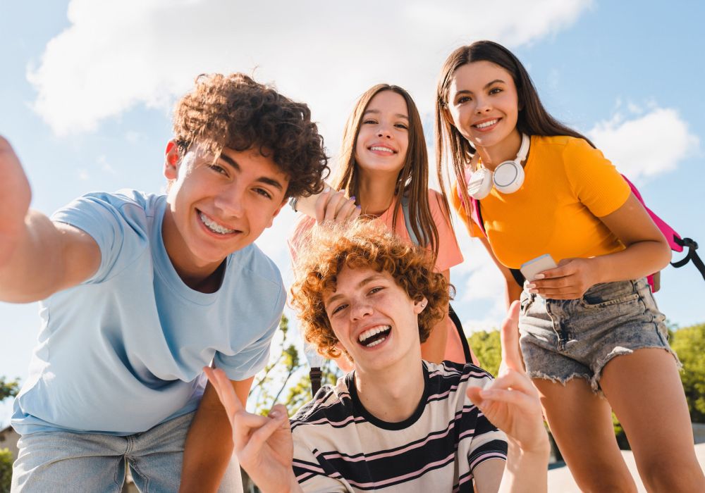 selfie de jóvenes mirando a cámara sonriendo