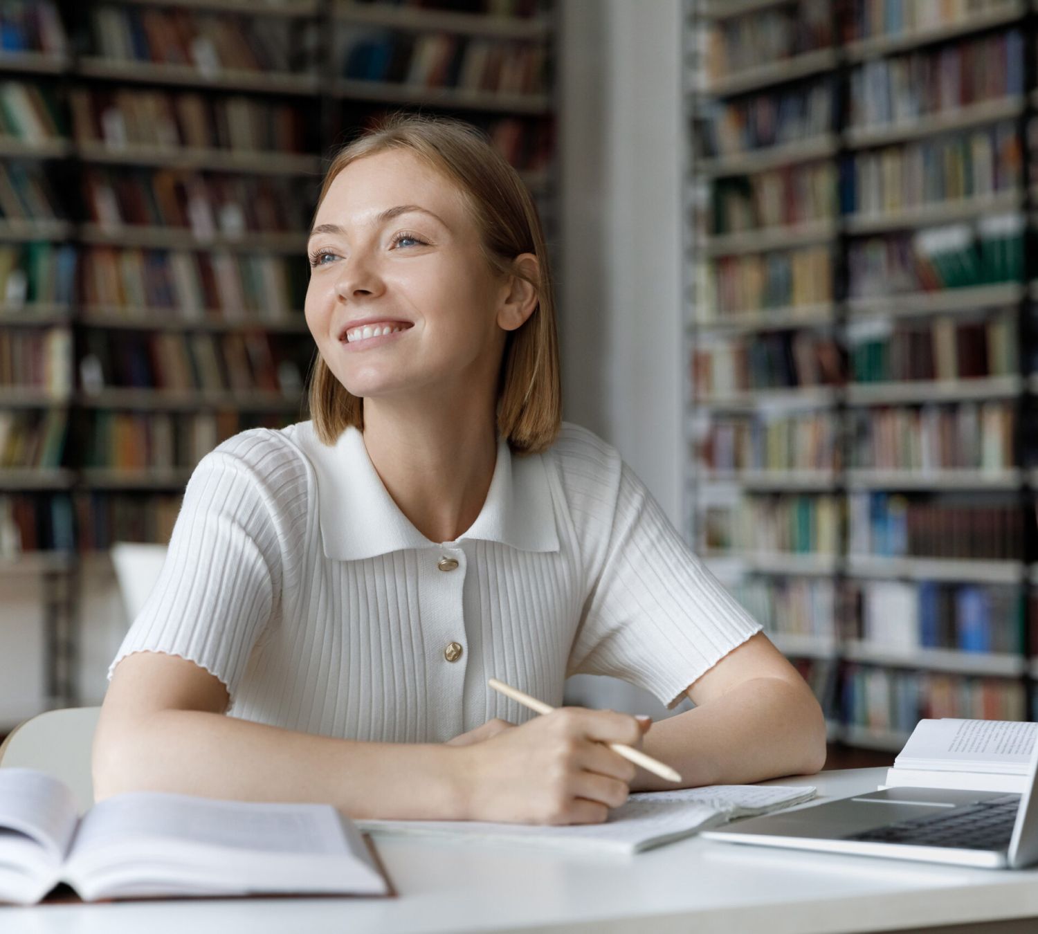 Chica joven sonriente
