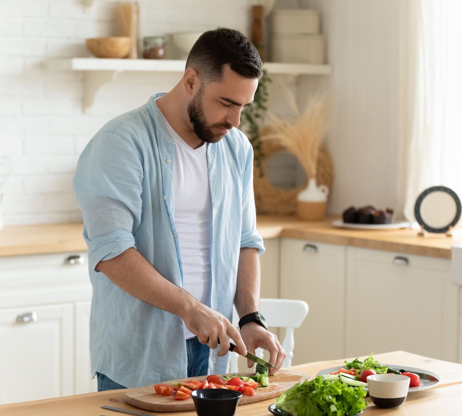 hombre preparando una ensalada