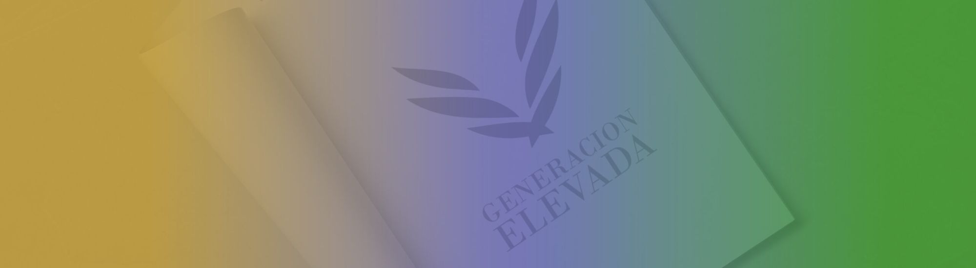 Chica relajada con los brazos detrás de la cabeza