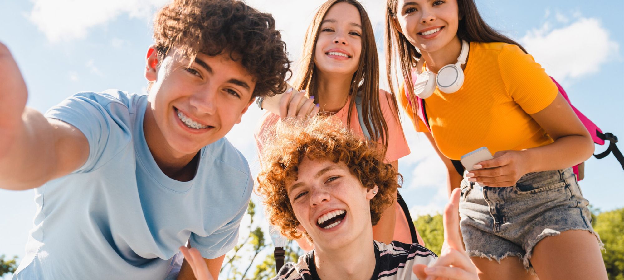 Selfie de jóvenes sonriendo mirando a cámara