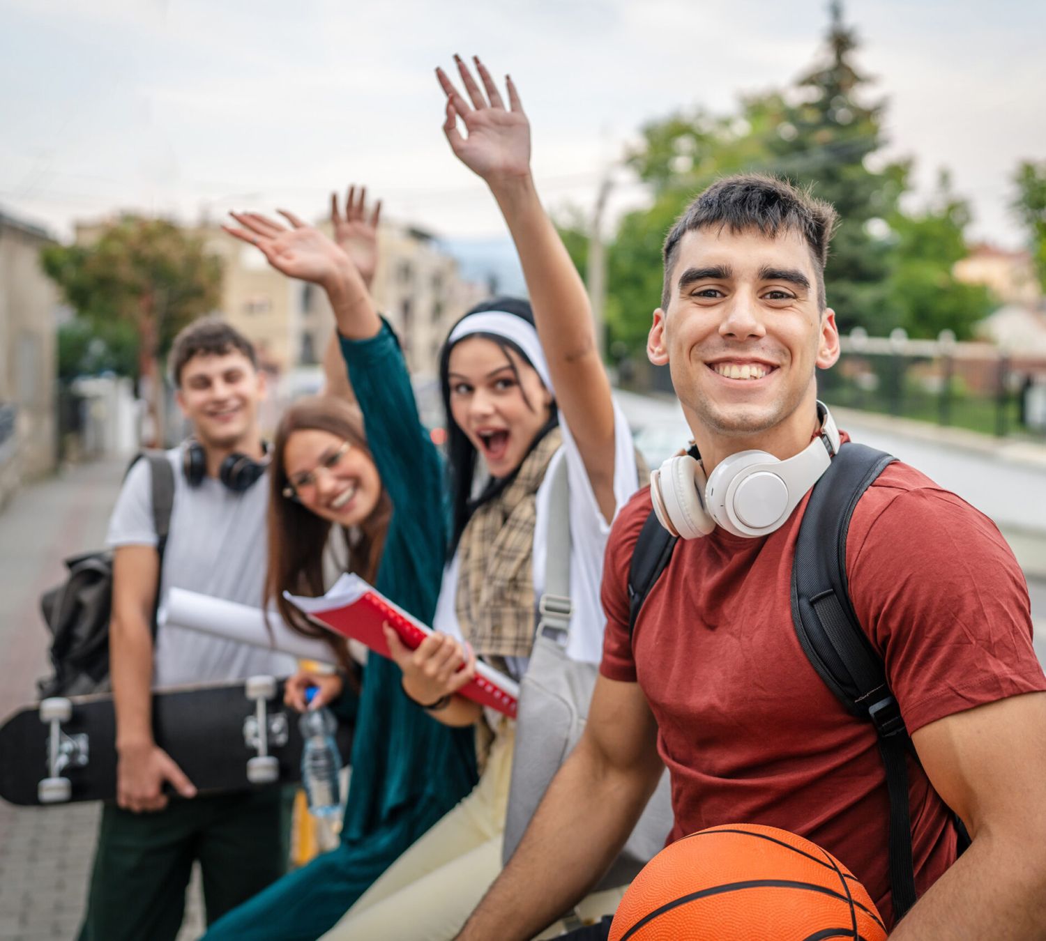 Grupo de jóvenes mirando a cámara sonriendo