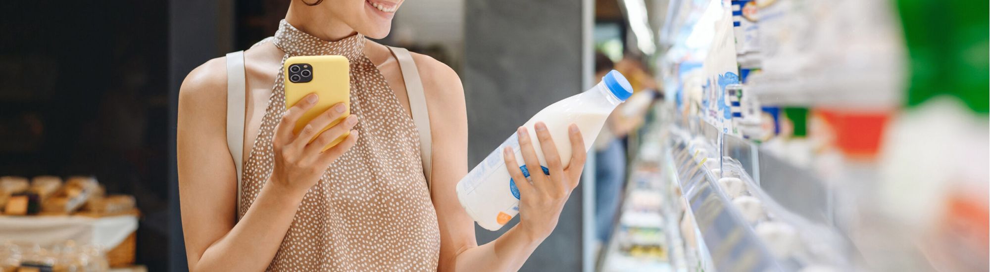 Chica joven mirando un producto en el supermercado
