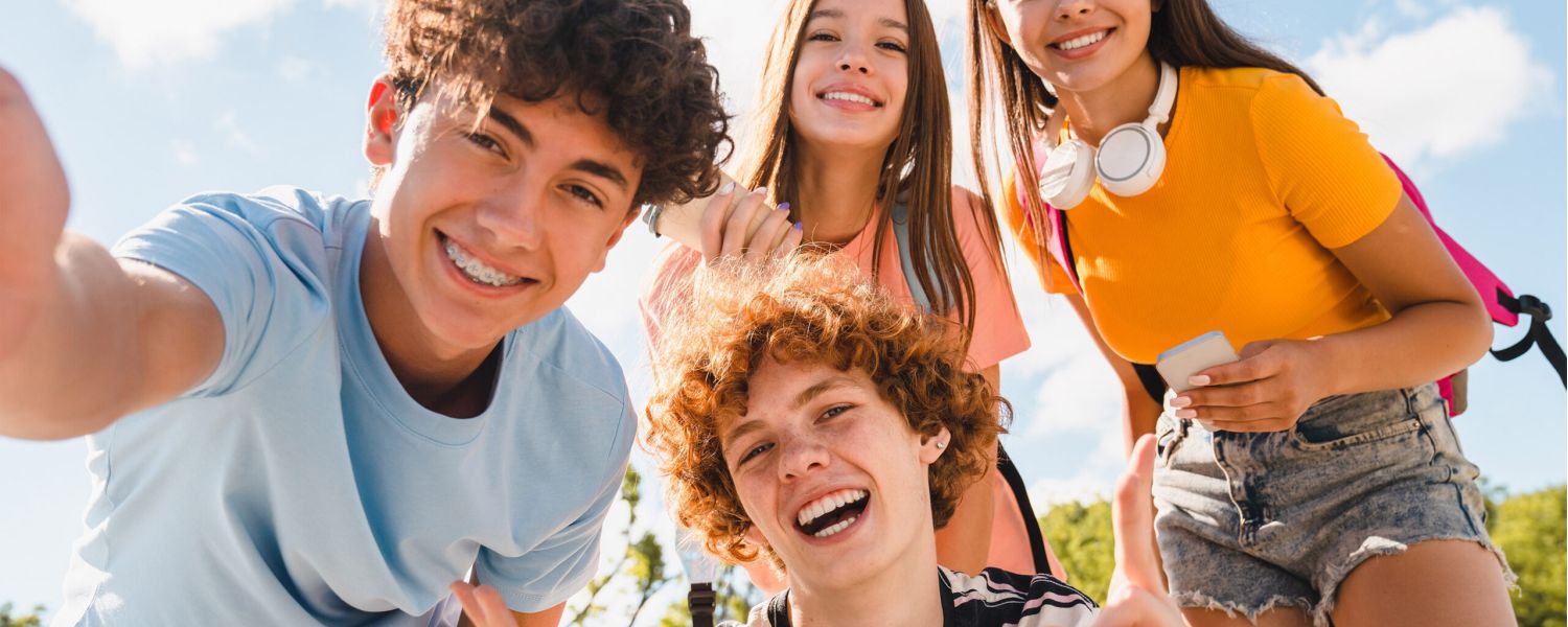 Jóvenes haciendo un selfie con el móvil