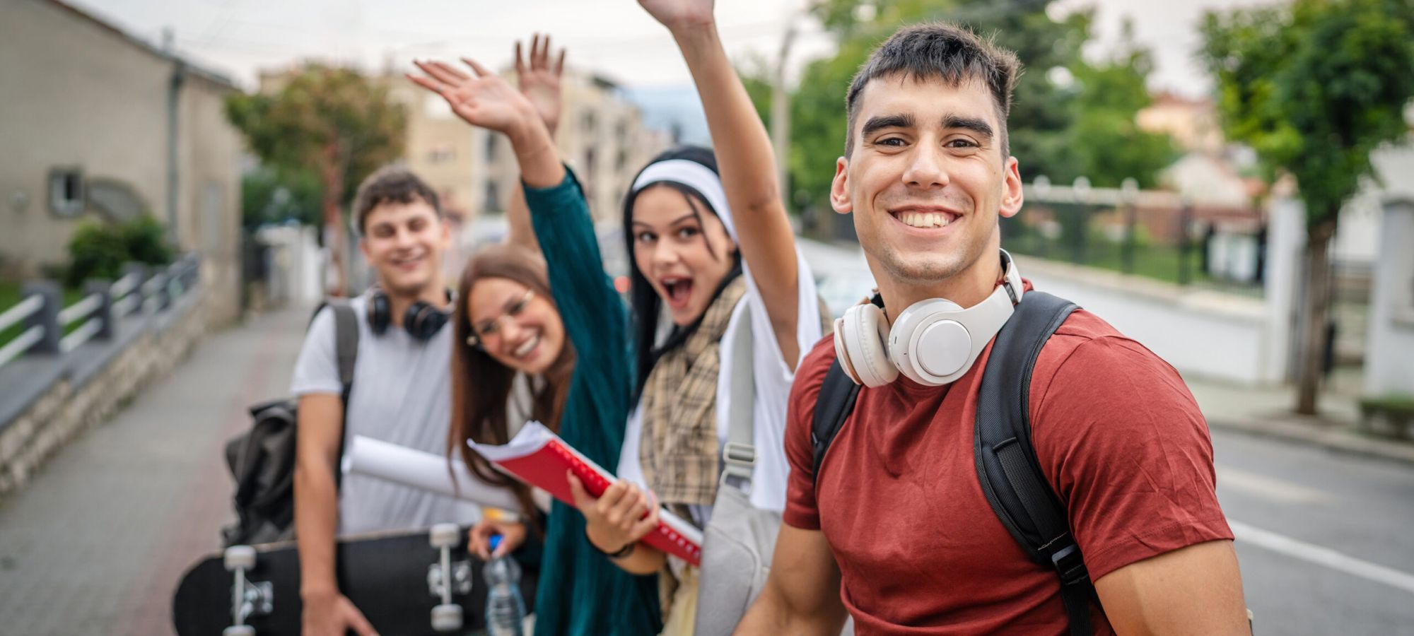 Grupo de jóvenes sonrientes mirando a cámara