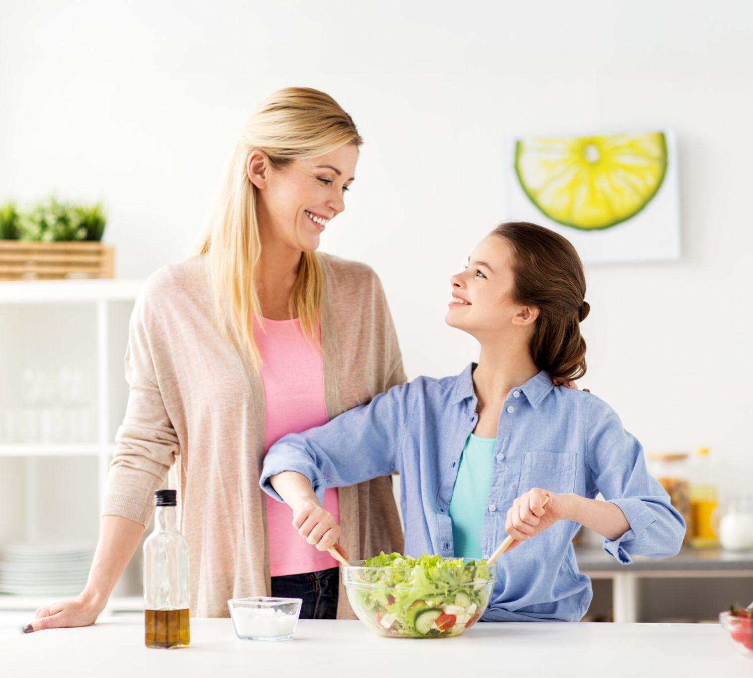 madre e hija cocinando