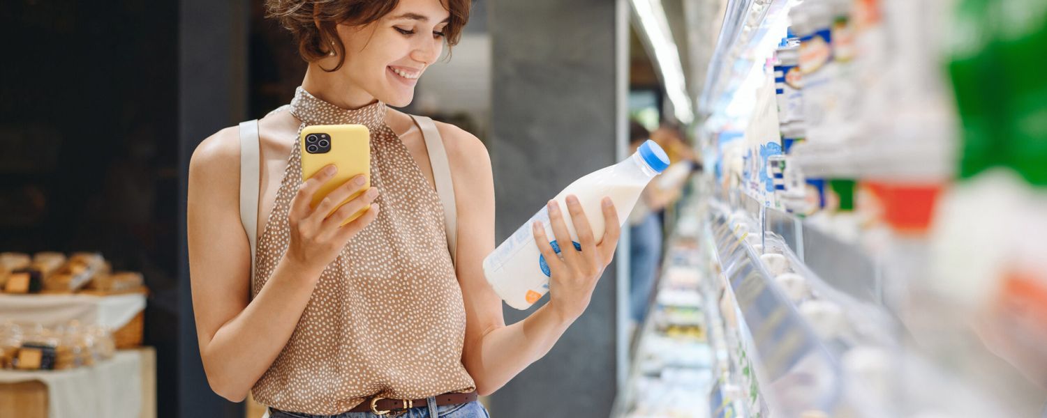Mujer joven mirando un producto en un supermercado